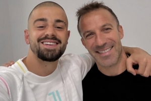 热格罗瓦社媒晒体检时与皮耶罗合影：传奇！很高兴能够见到你